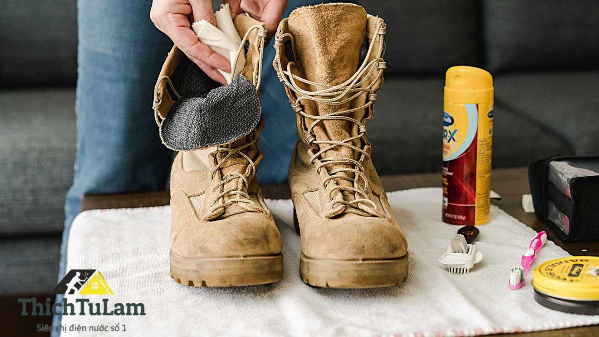 Vệ sinh bên trong giày