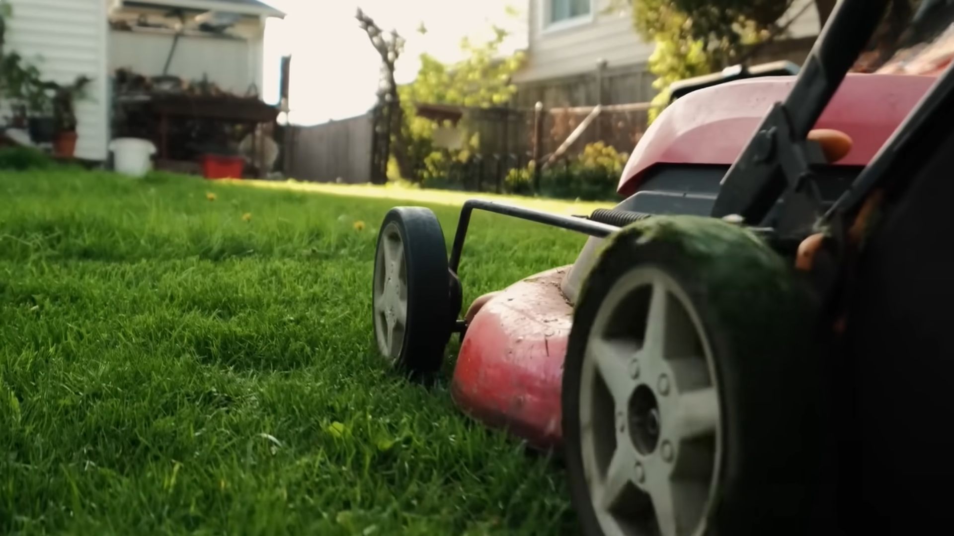 Ngăn cỏ dính vào lưỡi cắt cỏ