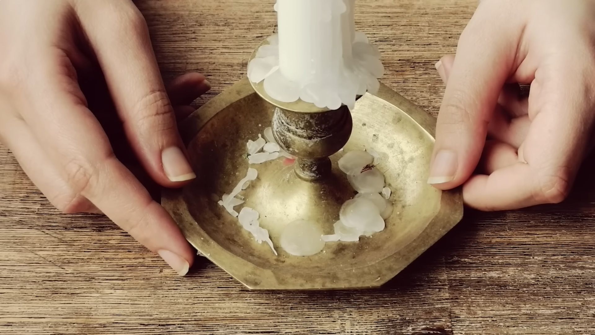 Loại bỏ sáp từ nến dính vào bề mặt bằng WD-40