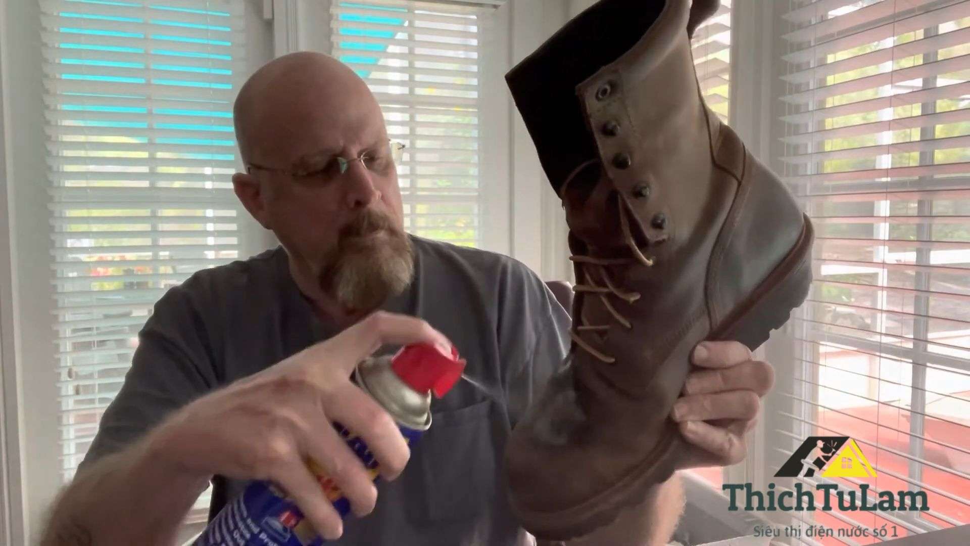 Xử lý vết bẩn cứng đầu với dung dịch WD-40 đa dụng