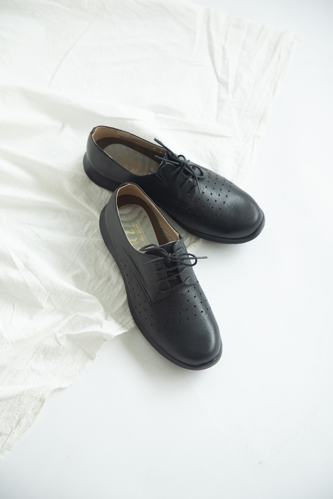 Giày Kobe Nhật Bản 2015 GRZ được làm từ da tổng hợp cao cấp nên có độ bền cao hơn nhiều lần so với những loại giày da thông thường khác.