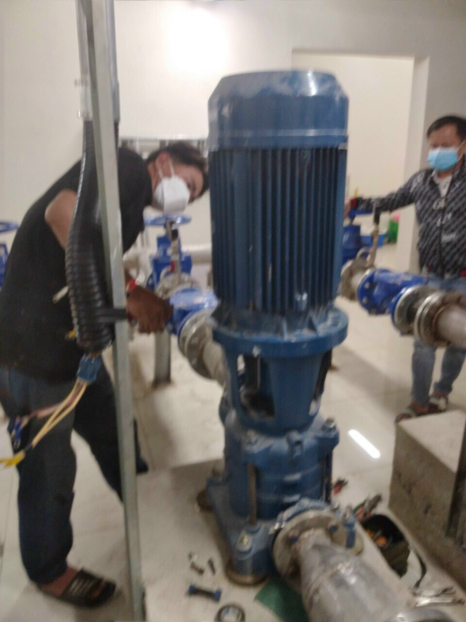 thợ sửa máy bơm nước