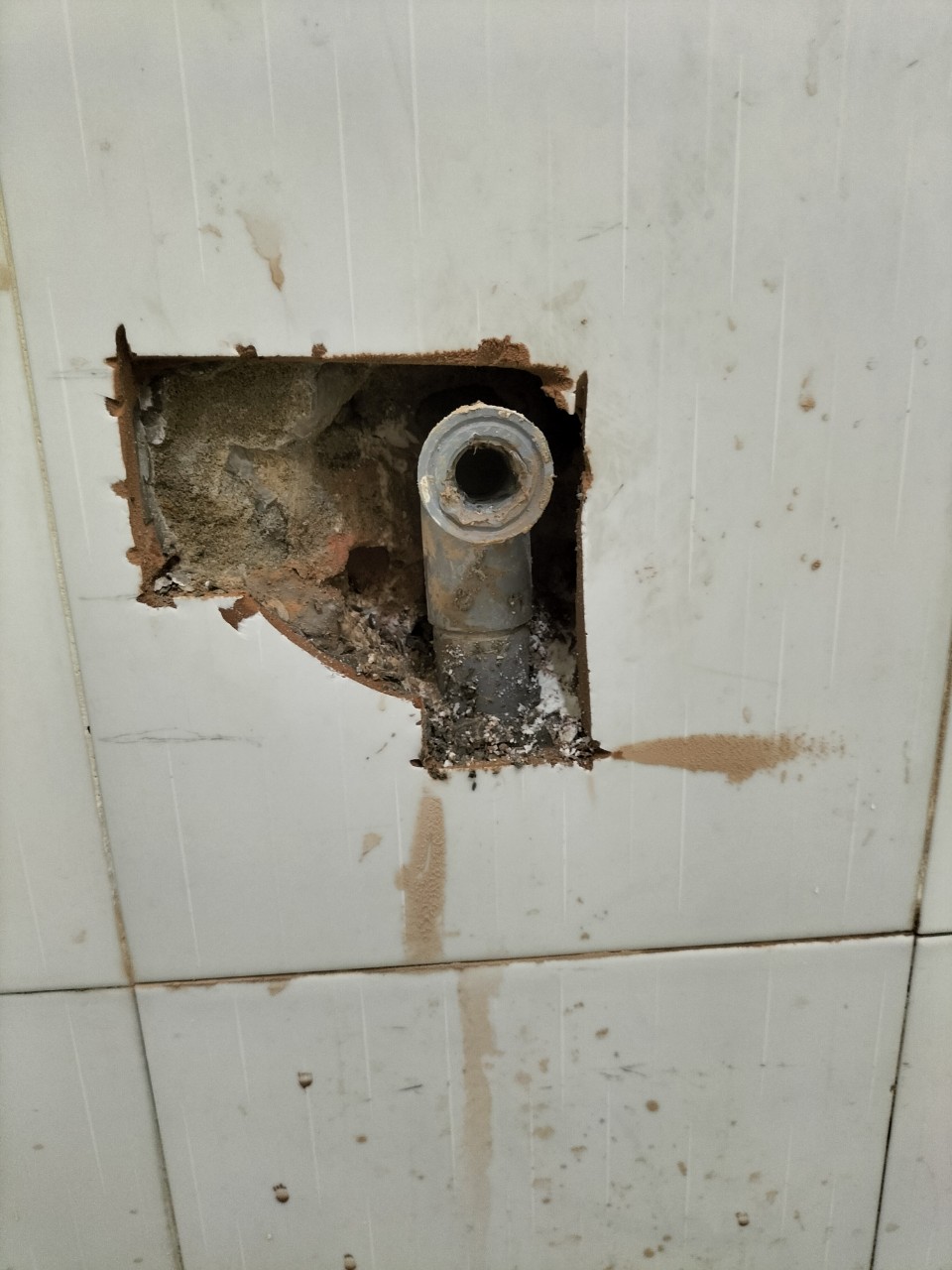 Vỡ ống nước gây rò rỉ nước