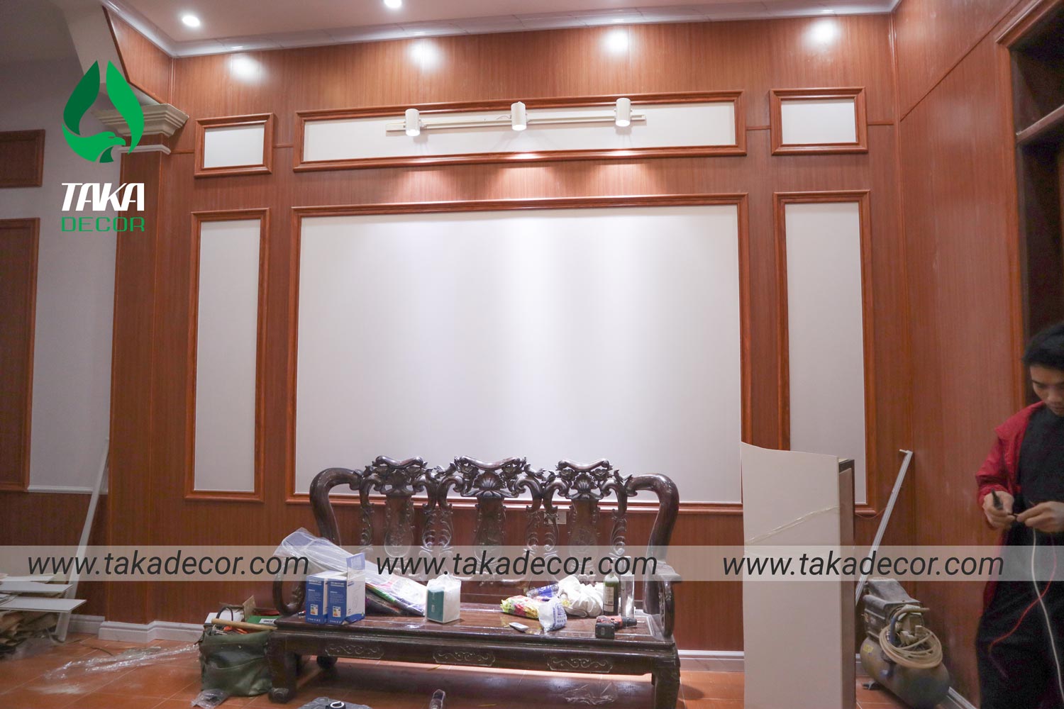 Thi công nội thất bằng tấm nhựa ốp tường pvc vân gỗ