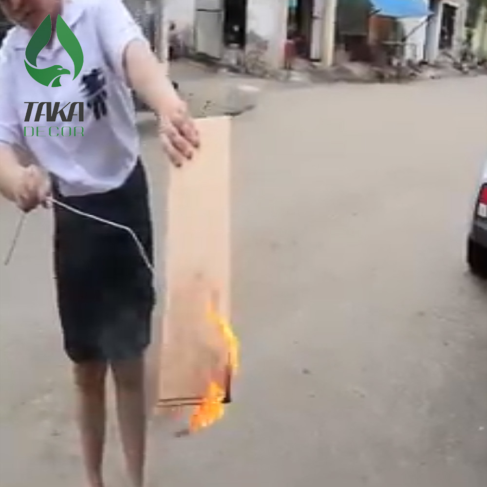 Tấm ốp tường pvc của takadecor đối dưới ngọn lửa xăng