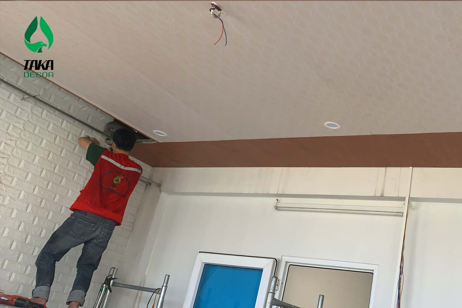 Thi công tấm nhựa ốp tường PVC takadecor