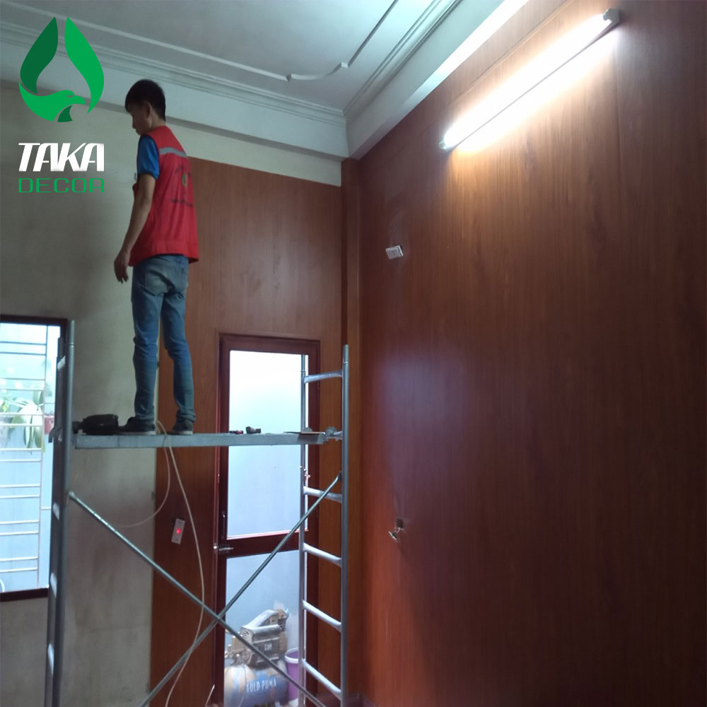 Khắc phục tường ẩm mốc bằng tấm ốp tường pvc.