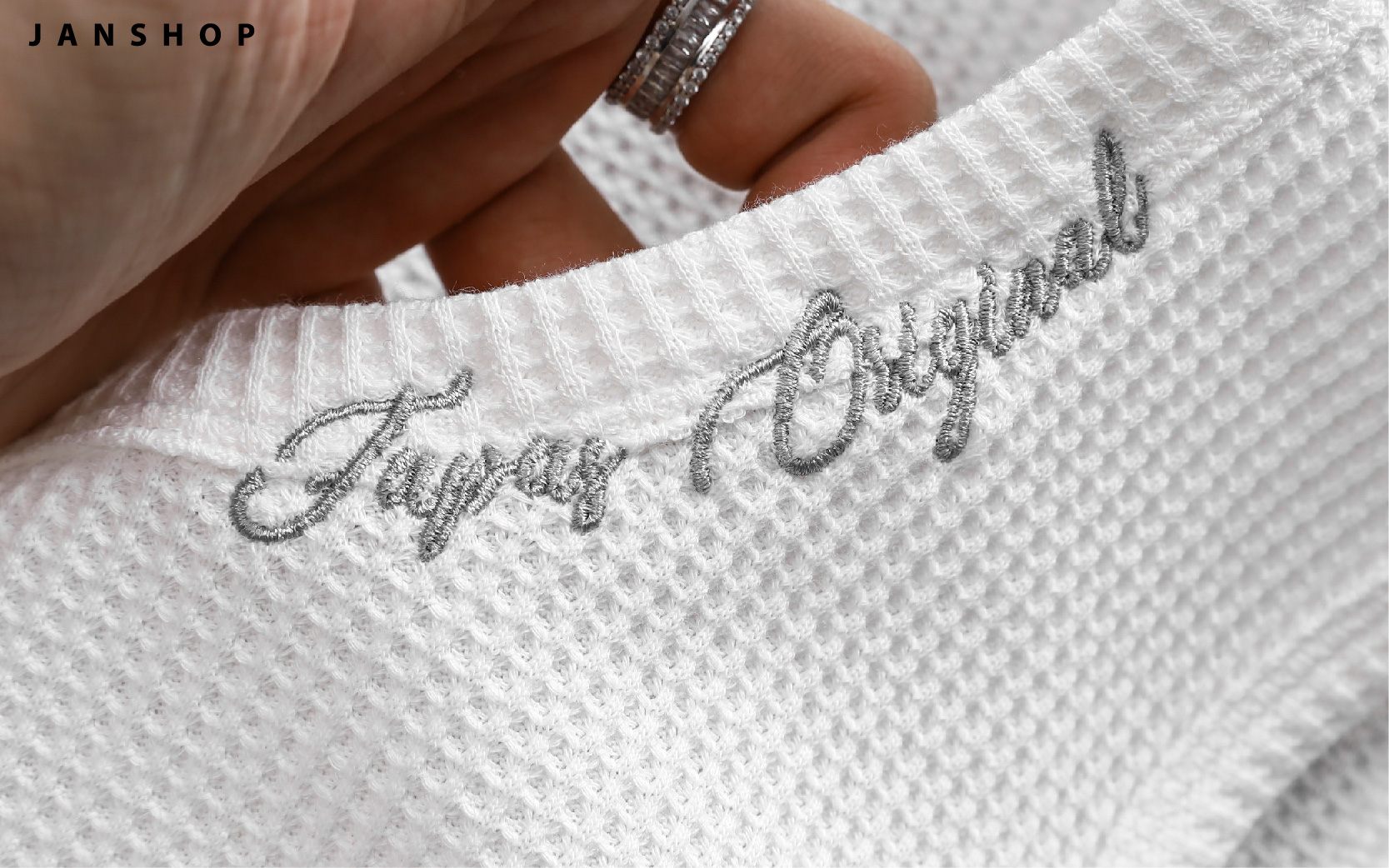 Chất liệu nhẹ nhàng, thoáng mát