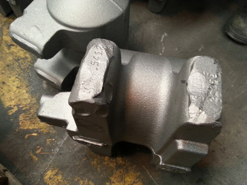 Phôi đúc bị móp do va chạm khi phá khuôn ở nhiệt độ cao