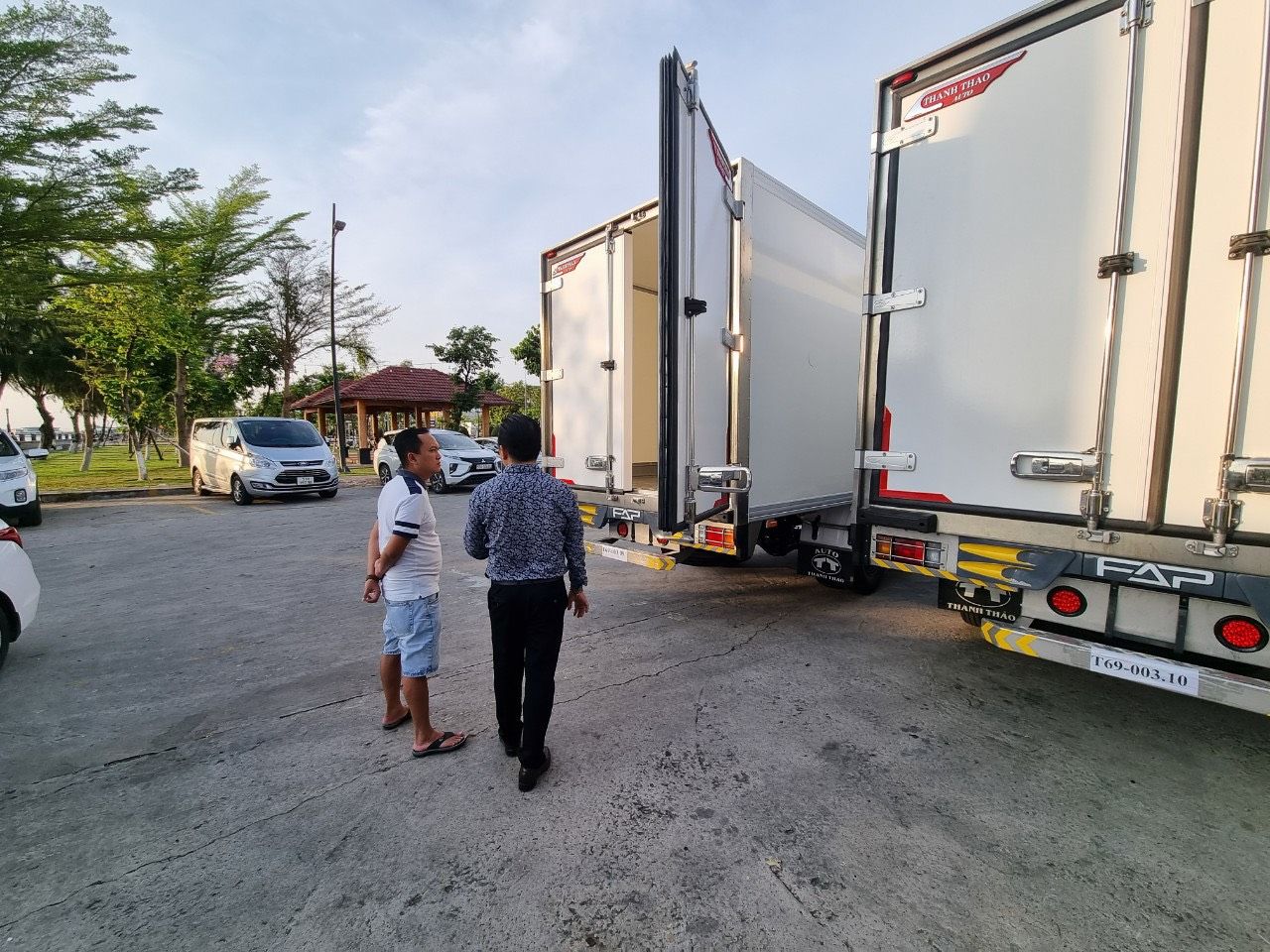 Tư vấn xe cho khách