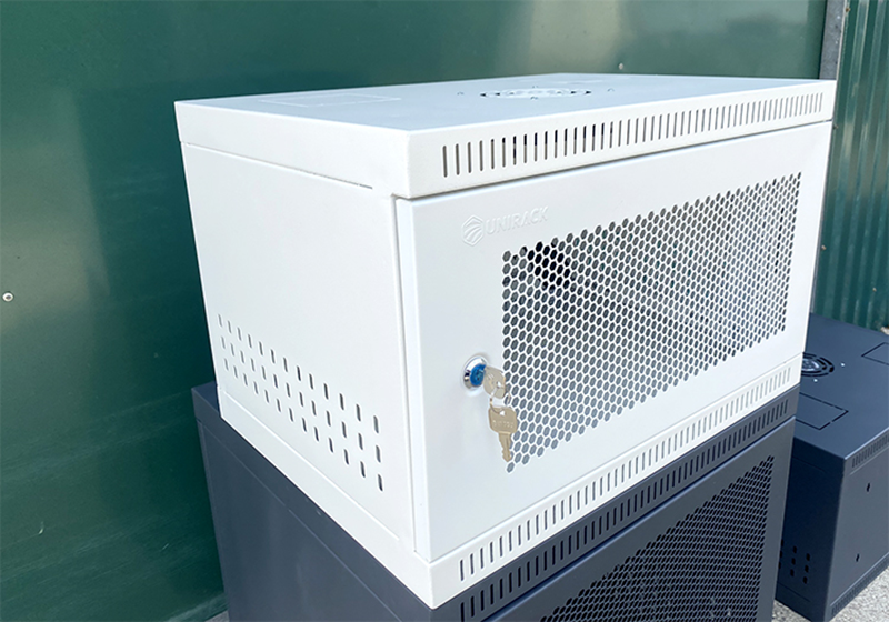 Kích thước nhỏ gọn, dễ di chuyển là ưu điểm nổi bật của tủ rack 6u