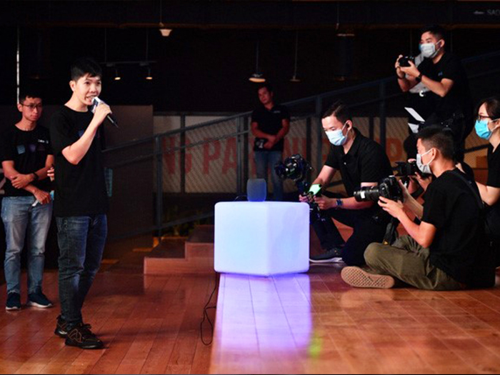 Anh Nguyễn Trường Sơn và anh Nguyễn Khánh Duy demo loa Kiki tại sự kiện