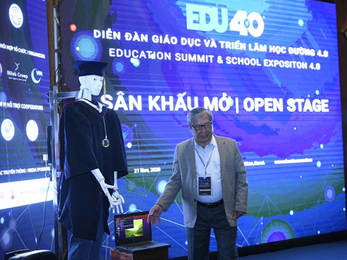 Trí Nhân cũng được tích hợp với công cụ tìm kiếm Google, có thể giải toán, đọc thơ, thậm chí là trêu đùa với người đối diện