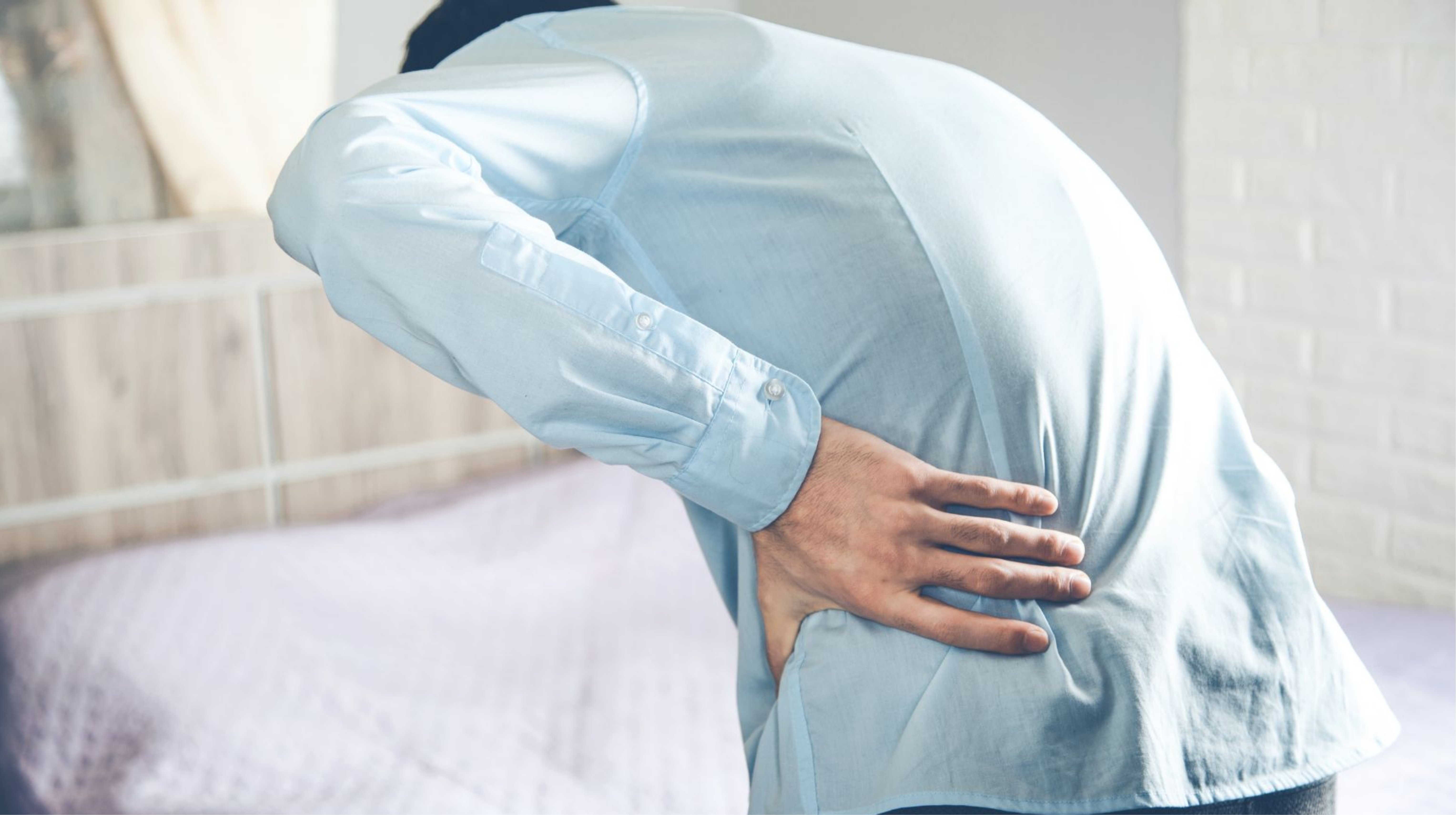 Có các triệu chứng đau lưng, rụng tóc