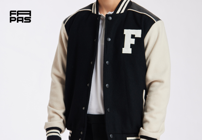 Áo nỉ kết hợp với áo khoác bomber hoặc denim và quần jean