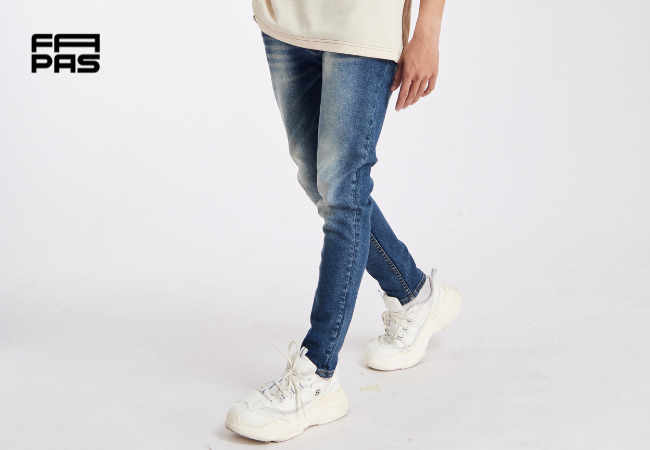 Lãng tử với áo thun trắng, áo sơ mi, quần kaki và sneaker