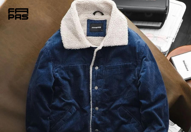 Phong trần với áo khoác da, quần jean và chelsea boot