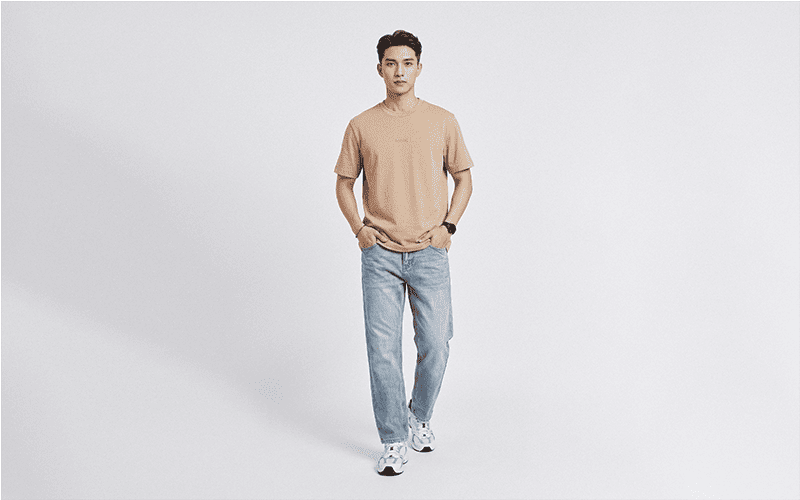 Nam người mẫu khoác áo khoác cá tính phối tương phản với quần jeans