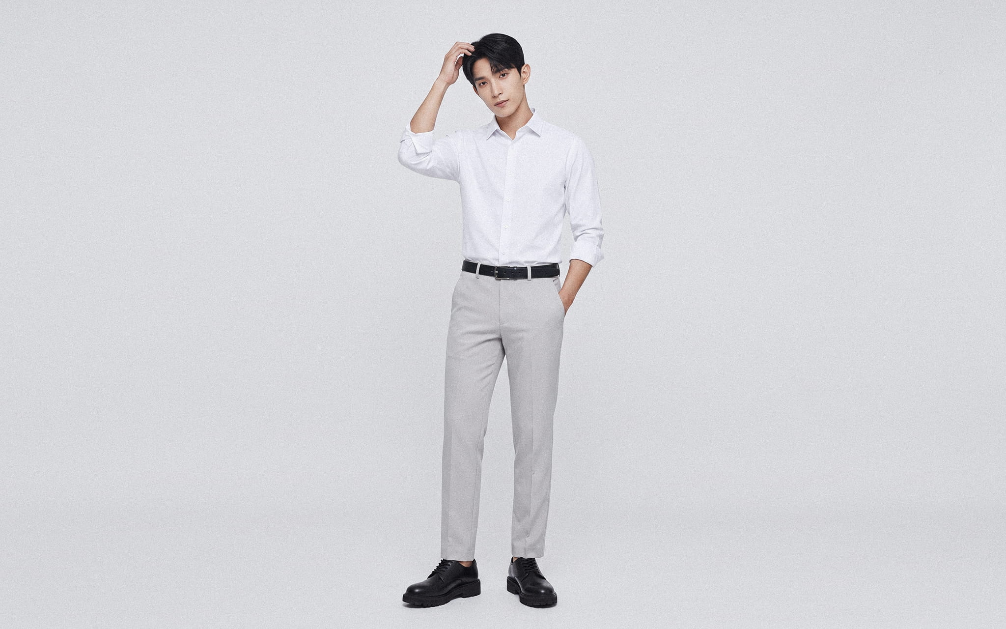 Sơ mi trắng cùng quần ghi tạo nên outfit thanh lịch, phù hợp với những dịp cần sự chỉn chu.