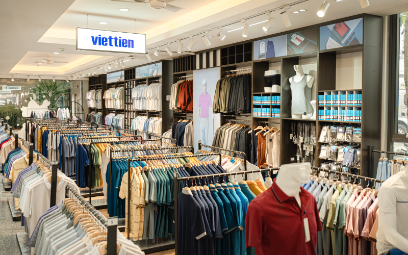 Việt Tiến là lựa chọn quen thuộc với các thiết kế thời trang nam lịch sự, đặc biệt phù hợp với phong cách công sở.