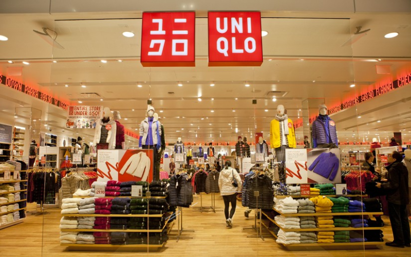 Uniqlo nổi bật với các thiết kế nam tối giản, dễ mặc và phù hợp với nhiều phong cách hằng ngày.
