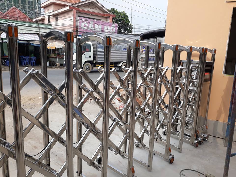 Cửa cổng xếp inox điện