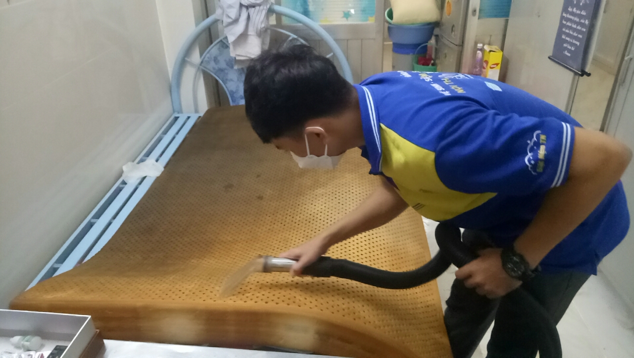 nhân viên vệ sinh nệm cao su tận nhà cửa hàng giặt nệm tn