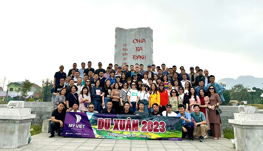 Mỹ Việt chụp ảnh kỷ niệm tại chùa Bà Đanh - Núi Ngọc