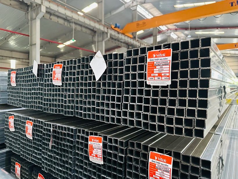 Bên trong nhà máy sản xuất ống thép mạ kẽm Vitek