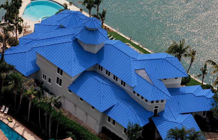 Tôn lợp màu xanh dương mang hơi thở thiên nhiên, giúp công trình dễ dàng hòa mình vào không gian cây xanh, hồ nước, cảnh quan núi đồi