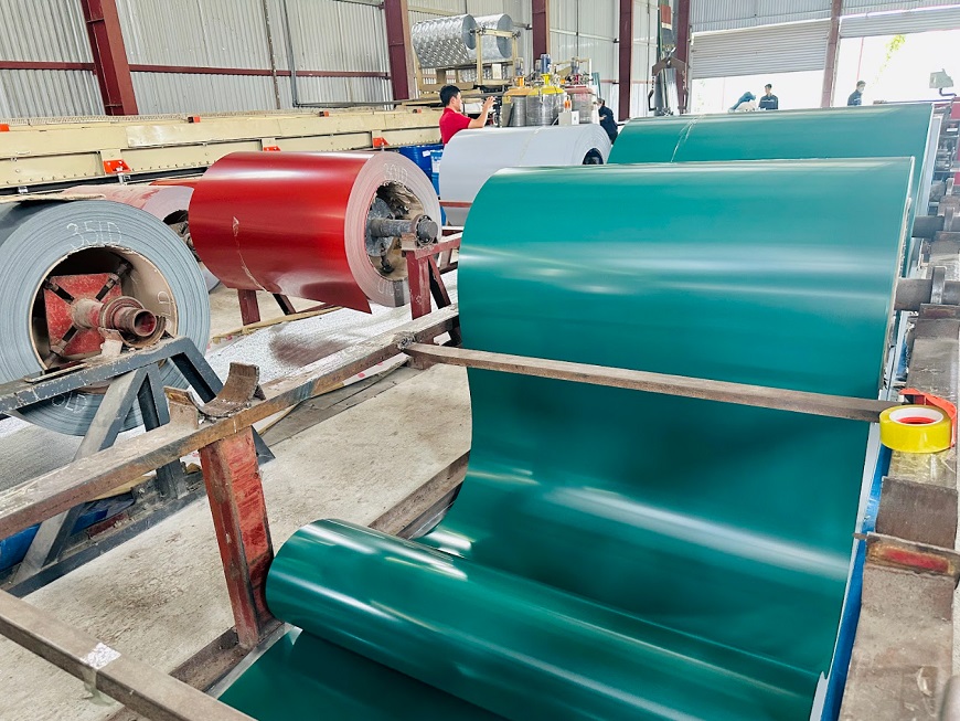 Lớp tôn bề mặt ngoài của tôn cách nhiệt Vitek được thiết kế với độ bền và khả năng chống ăn mòn cao