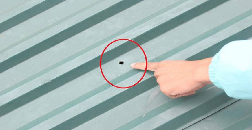 Kiểm tra mái tôn thường xuyên để phát hiện và xử lý kịp thời các trường hợp hư hại