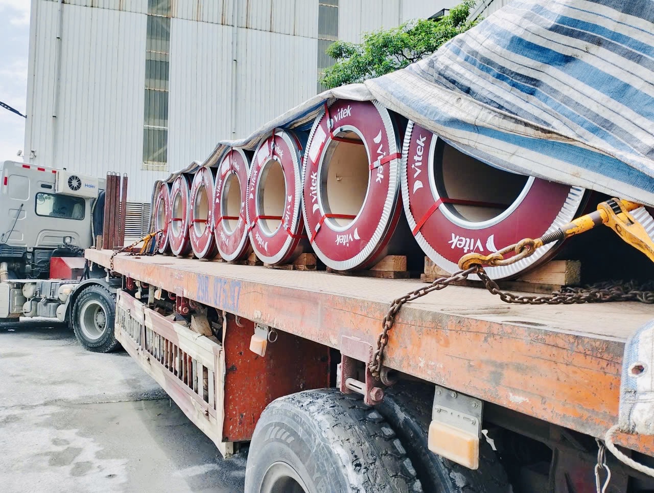 Sử dụng các phương tiện, thiết bị chuyên dụng để di chuyển cuộn tôn