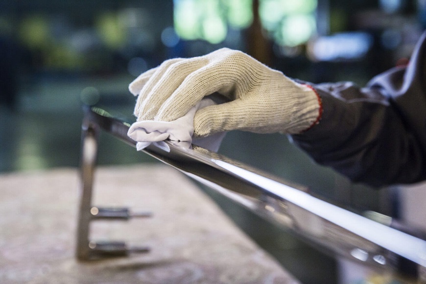 Vệ sinh lại bằng cách lau sạch hoặc phun nước làm sạch sau khi lắp đặt