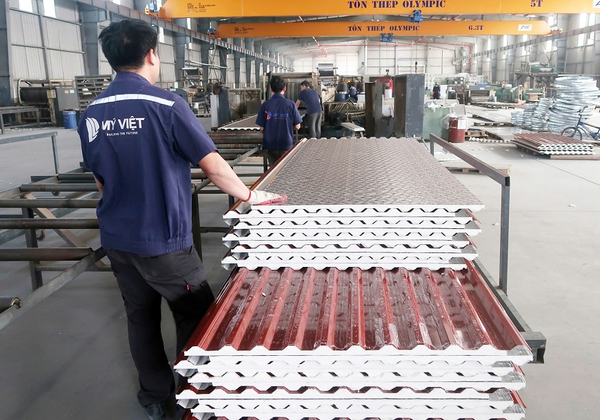 Sau khi vận chuyển đến công trình hoặc kho hàng, việc lưu trữ đúng cách sẽ góp phần duy trì chất lượng của tôn PU cách nhiệt Olympic Plus trước khi đưa vào thi công