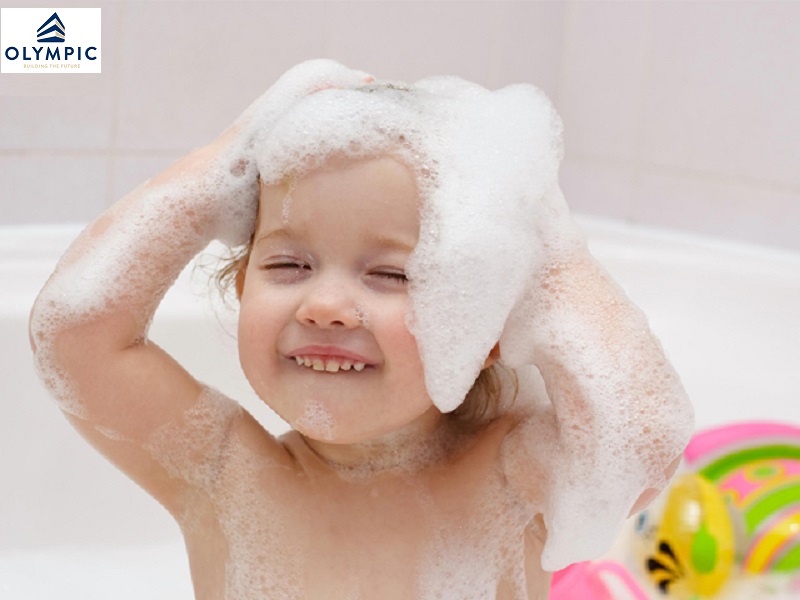 Sử dụng bình nóng lạnh vào mùa hè khi tắm cho bé 