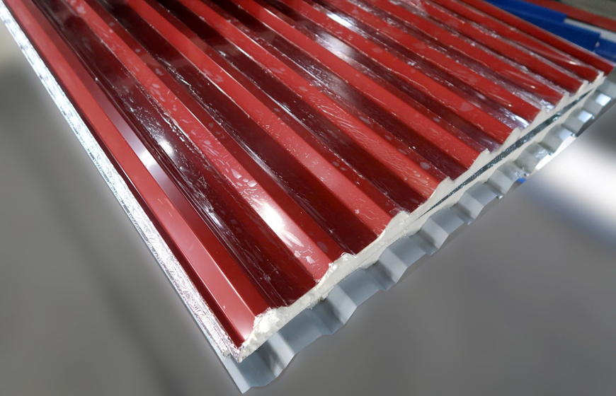 Tôn Vitek chính hãng có lớp sơn bề mặt sáng bóng, chống trầy xước tối đa