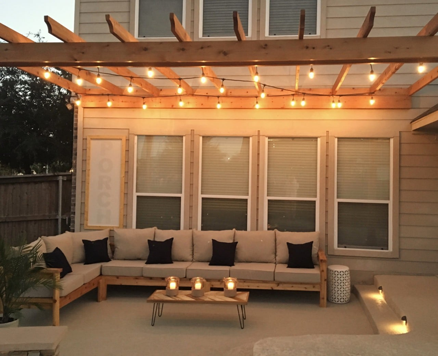 Ngoại thất lung linh và ấm cúng với mái hiên được trang bị đèn LED