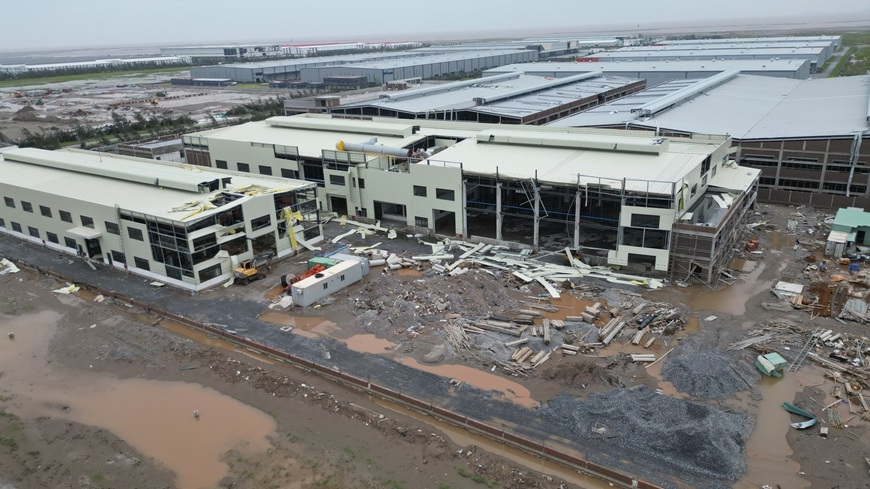 Mái tôn cực kỳ dễ bị tốc nếu bị hở, vít bắn lỏng hoặc thi công không đúng cách khi gặp gió mạnh cũng khó tránh rủi ro