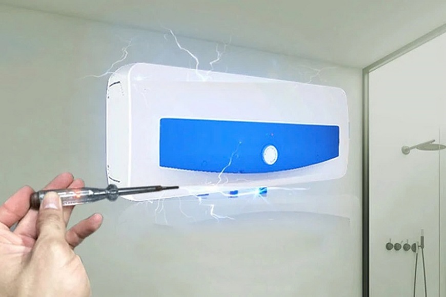 Nước hoặc độ ẩm có thể xâm nhập vào các bộ phận bên trong bình nóng lạnh, đặc biệt là vào hệ thống điện, gây ra rò rỉ điện dẫn đến chống giật bị nhảy