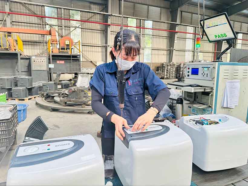 Bình nóng lạnh Olympic vuông được thiết kế dưới dây chuyền hiện đại