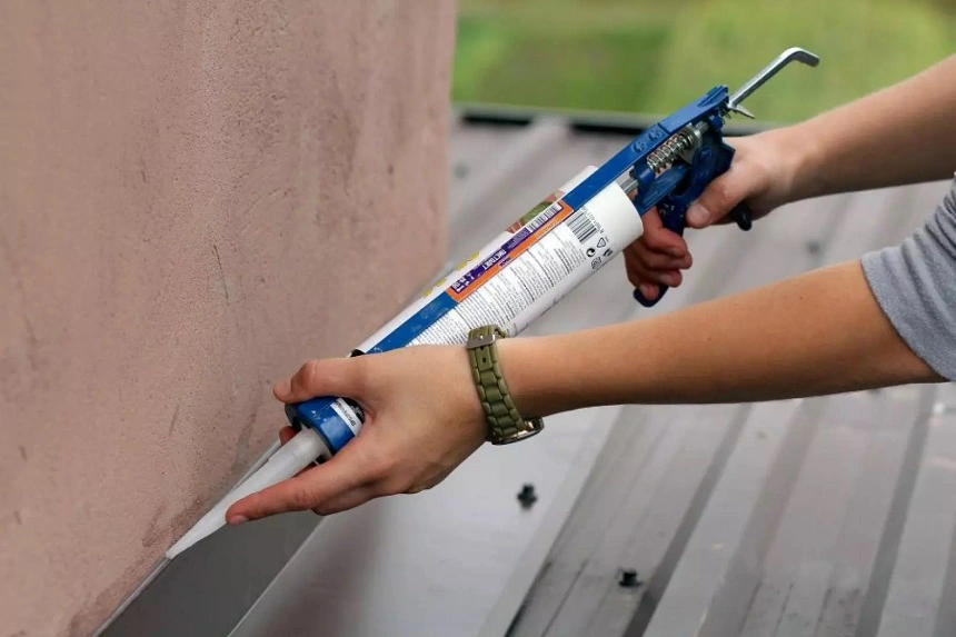 Keo dán chống thấm là một phương pháp đơn giản và nhanh chóng nhưng vẫn đem lại hiệu quả đáng kể trong việc ngăn chặn sự thấm dột mái tôn giáp tường.