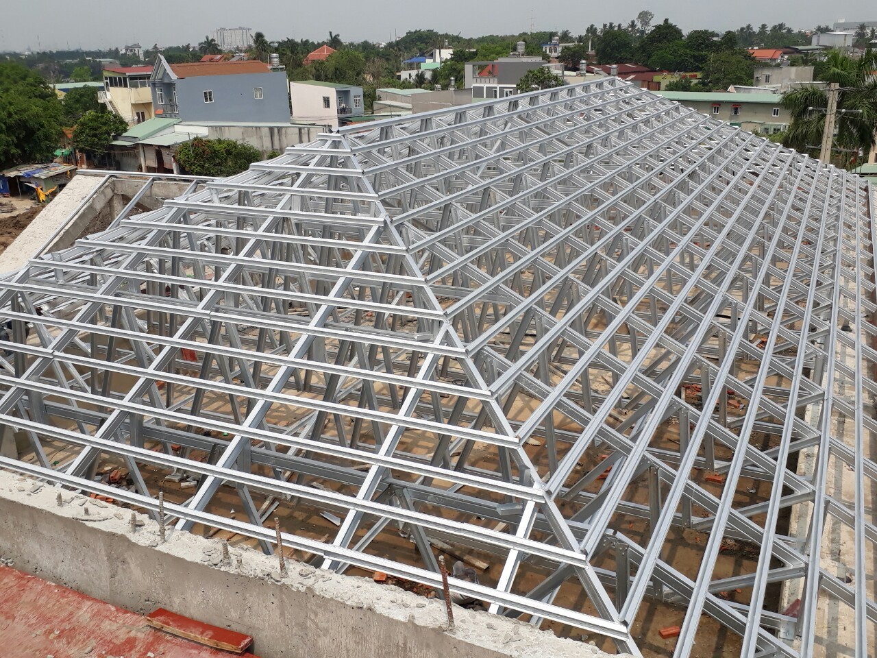 Thép hộp với độ bền và độ chắc chắn cao thường được sử dụng để làm khung mái nhà