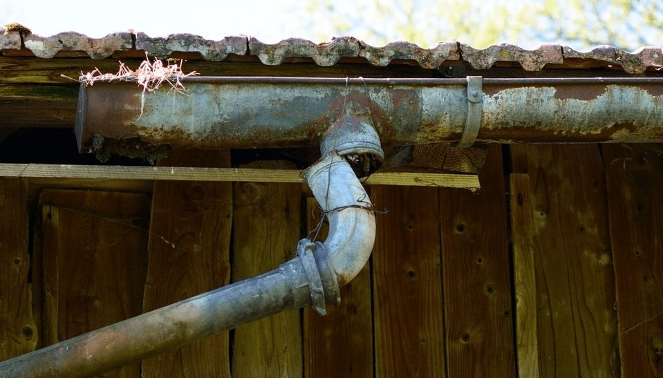 Máng xối bị rỉ sét và thủng