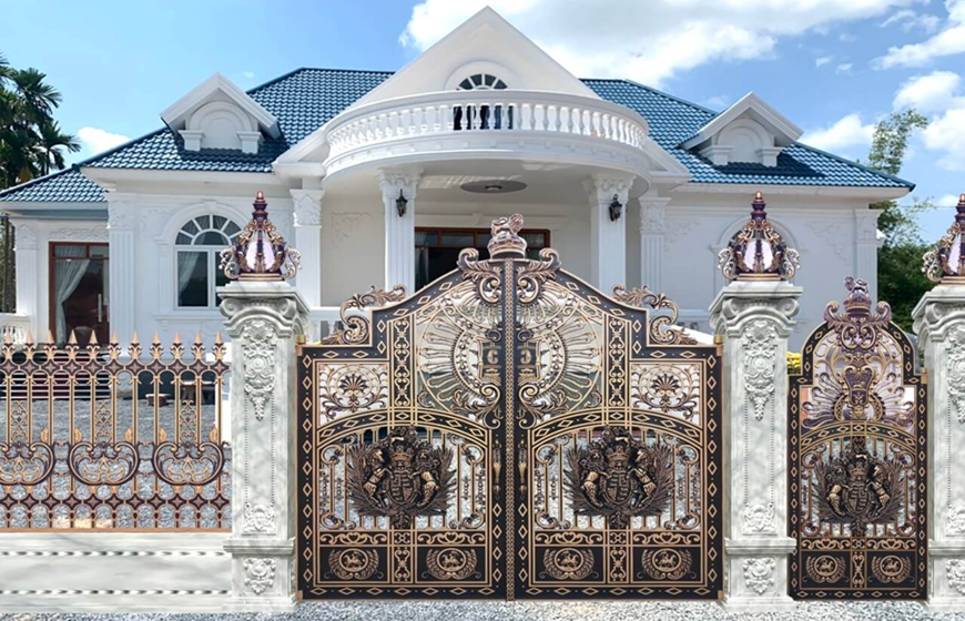 Thiết kế cửa chính đường nét sang trọng, thể hiện vị thế và gu thẩm mỹ của gia chủ