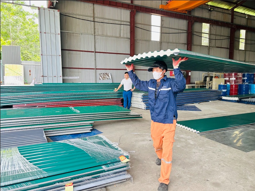 Không để tôn tiếp xúc trực tiếp với mặt đất, nên kê lớp lót hoặc pallet