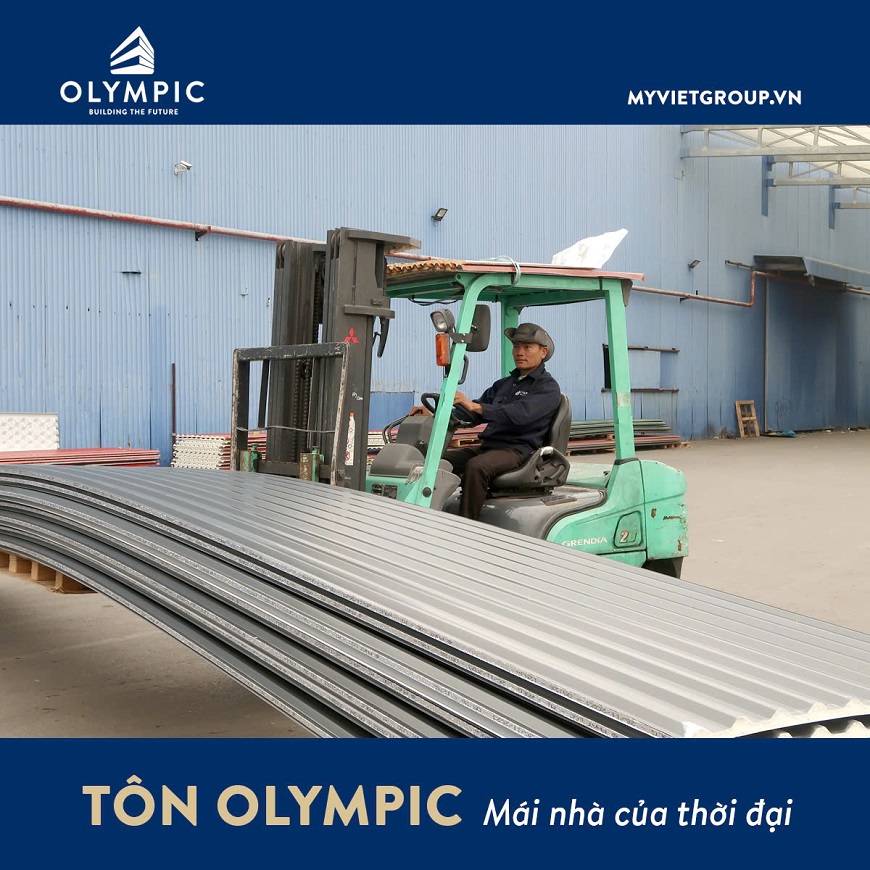 Vận chuyển tôn xốp chống nóng được sắp xếp cẩn thận lên xe chuyên dụng với số lượng đảm bảo tránh tình trạng biến dạng