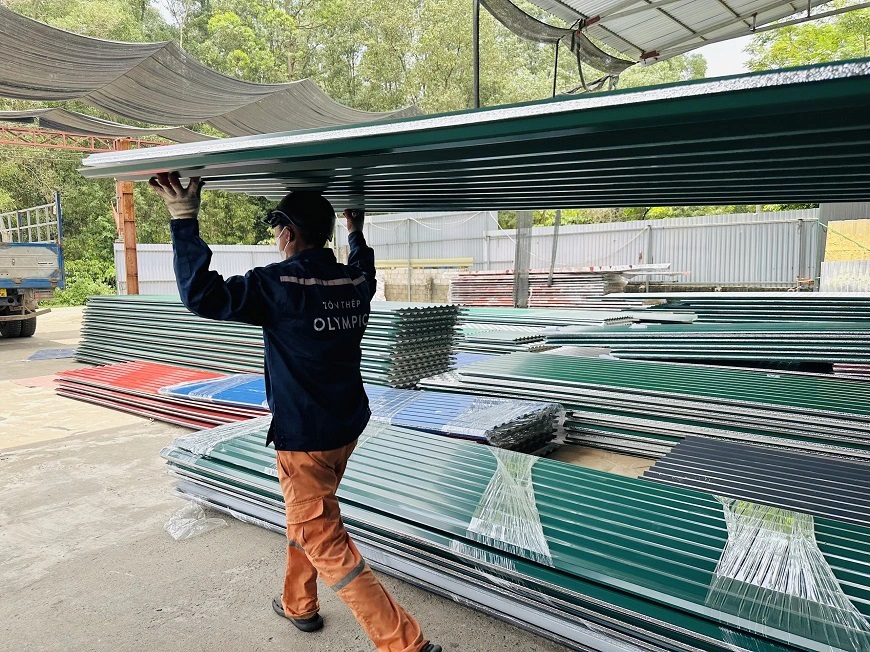 Việc kéo lê tôn xốp có thể gây ra những vết xước, biến dạng nghiêm trọng. Để bảo vệ tấm tôn, hãy nâng và di chuyển chúng bằng tay, với sự hỗ trợ của ít nhất 2-3 người