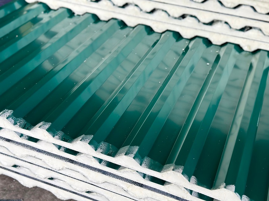 Tôn xốp chống nóng cần được vận chuyển đúng cách tránh gây xầy xước hư hại bê mặt tôn