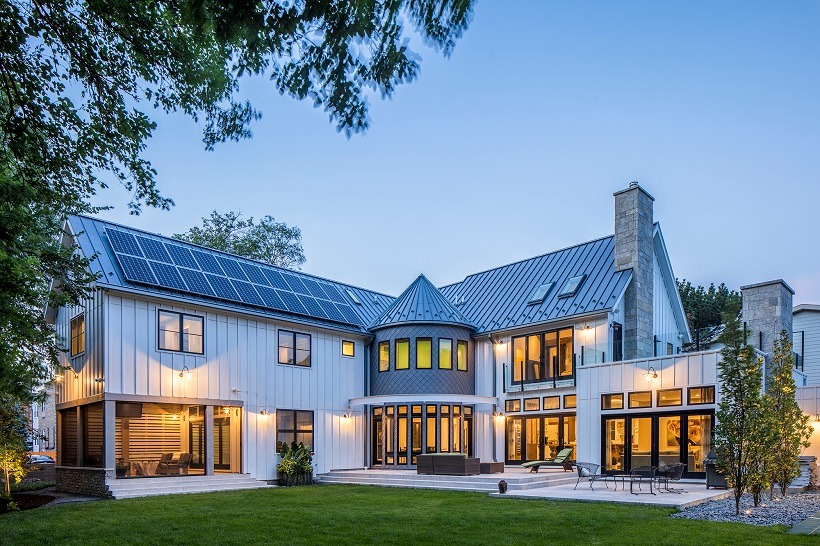 Tôn màu xanh dương hợp với các công trình nhà vườn, gần biển